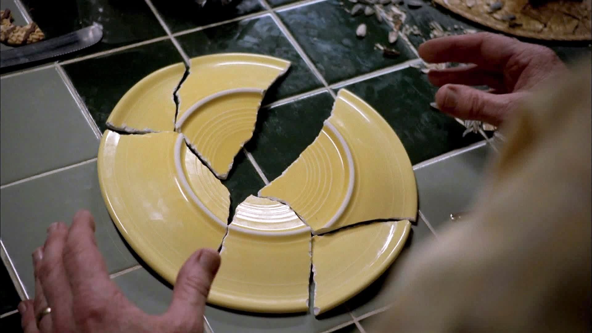 Бьются блюдца. Разбитая тарелка. Разбитые тарелки. Битая посуда. Треснувшая тарелка.
